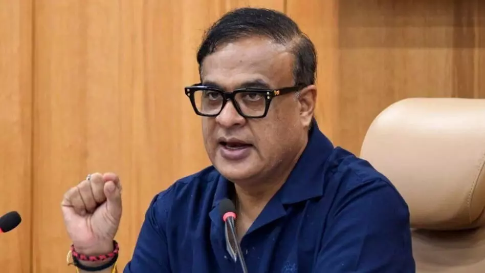 माइक के सामने बैठकर प्रेस कॉन्फ्रेंस को संबोधित करते असम के मुख्यमंत्री हिमंत बिस्वा सरमा। माइक के सामने बैठकर प्रेस कॉन्फ्रेंस को संबोधित करते असम के मुख्यमंत्री हिमंत बिस्वा सरमा।