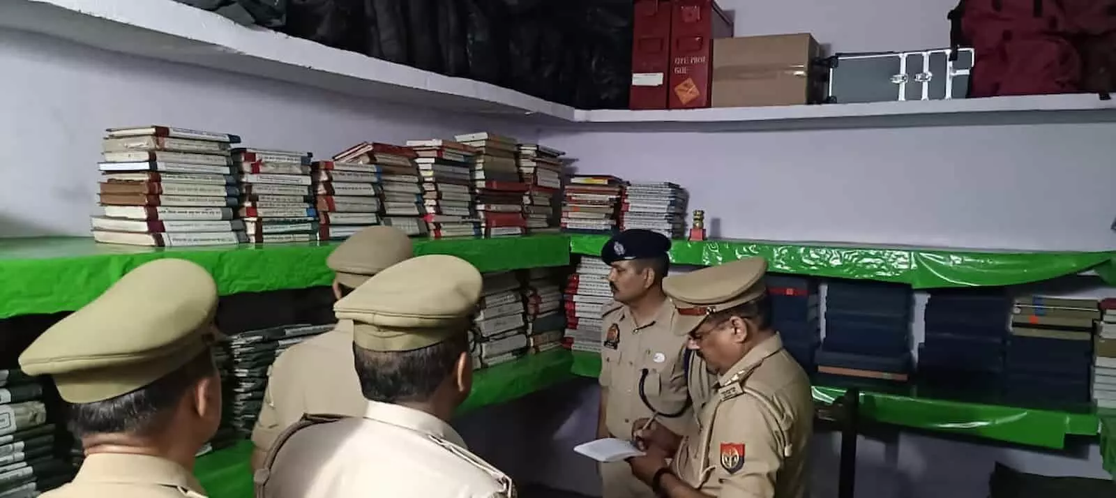 रिकॉर्ड रूम में रैक पर रखे रजिस्टरों और फाइलों की जांच करते अपर पुलिस अधीक्षक। रिकॉर्ड रूम में रैक पर रखे रजिस्टरों और फाइलों की जांच करते अपर पुलिस अधीक्षक।