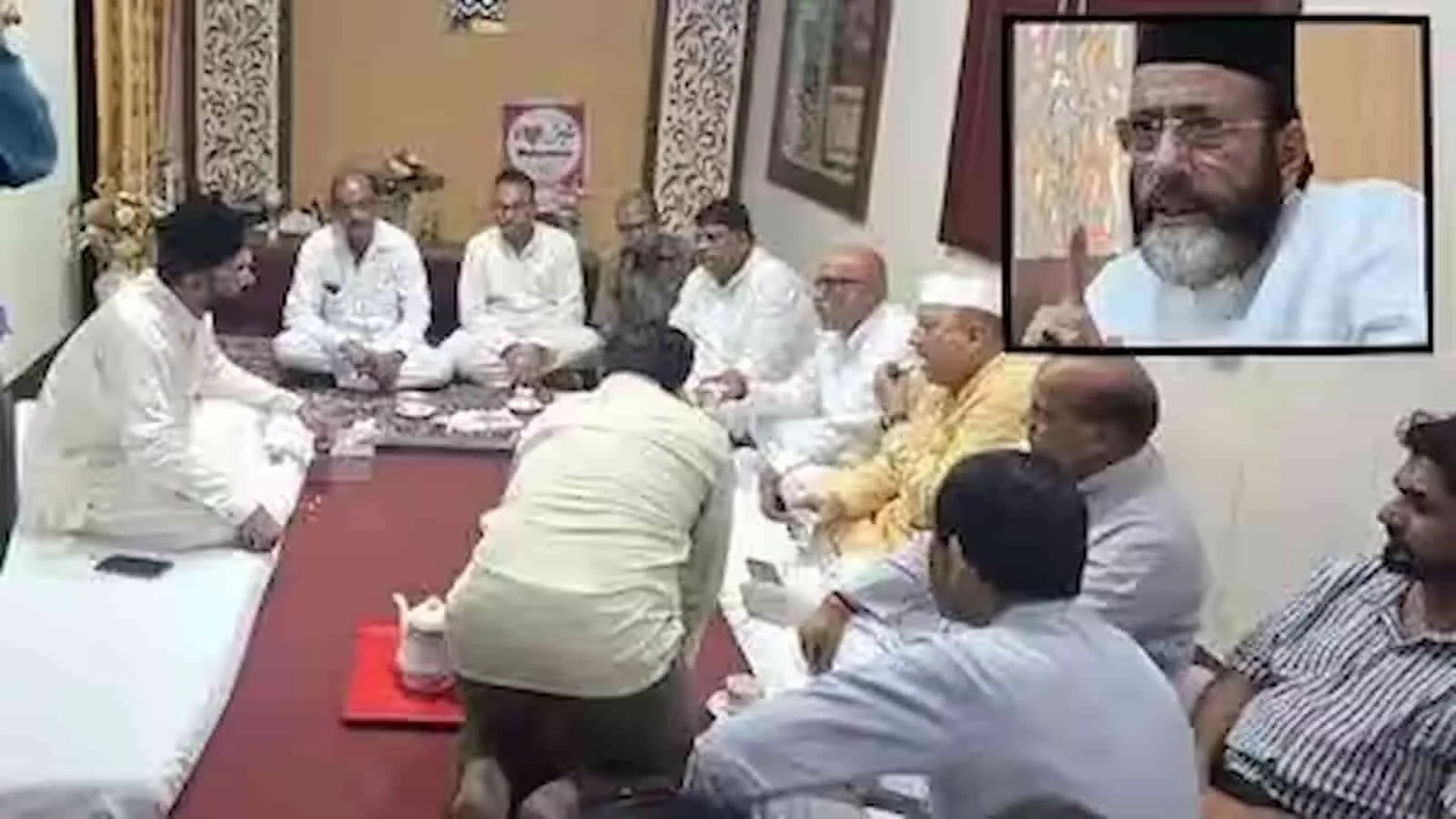 तस्वीर में अजय राय बरेली में मौलाना तौकीर रजा के परिजनों के साथ बैठकर बातचीत करते दिख रहे हैं। तस्वीर में अजय राय बरेली में मौलाना तौकीर रजा के परिजनों के साथ बैठकर बातचीत करते दिख रहे हैं।