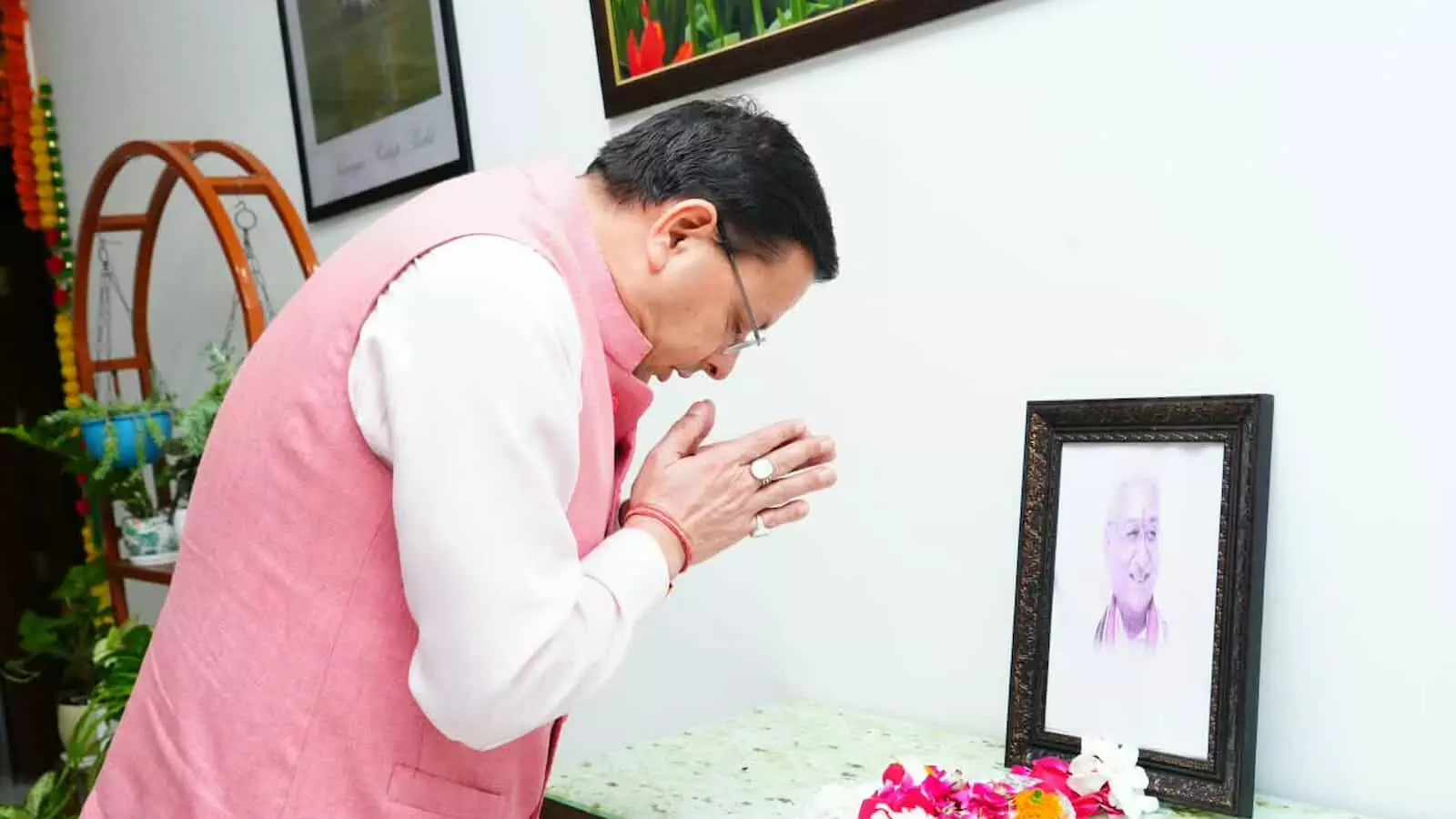 तस्वीर में दिख रहे पुष्कर सिंह धामी पुष्पांजलि के बाद अशोक सिंघल की तस्वीर के सामने हाथ जोड़कर नमन कर रहे हैं। तस्वीर में दिख रहे पुष्कर सिंह धामी पुष्पांजलि के बाद अशोक सिंघल की तस्वीर के सामने हाथ जोड़कर नमन कर रहे हैं।