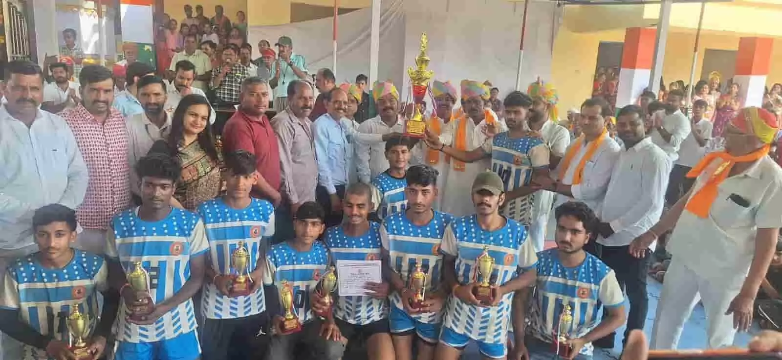 समारोह में अतिथियों के हाथों ट्रॉफी प्राप्त करते हुए कानोड़ कबड्डी टीम के विजेता खिलाड़ी। समारोह में अतिथियों के हाथों ट्रॉफी प्राप्त करते हुए कानोड़ कबड्डी टीम के विजेता खिलाड़ी।
