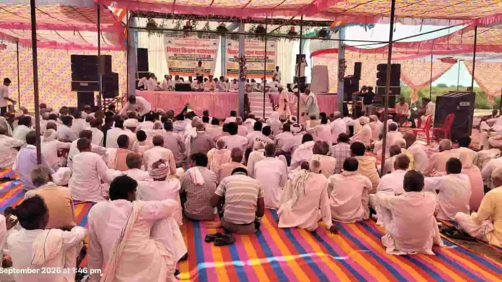 तस्वीर में रामसिंहपुरा में खुली नहर के विरोध में महापंचायत में बैठे किसान दिख रहे हैं। तस्वीर में रामसिंहपुरा में खुली नहर के विरोध में महापंचायत में बैठे किसान दिख रहे हैं।