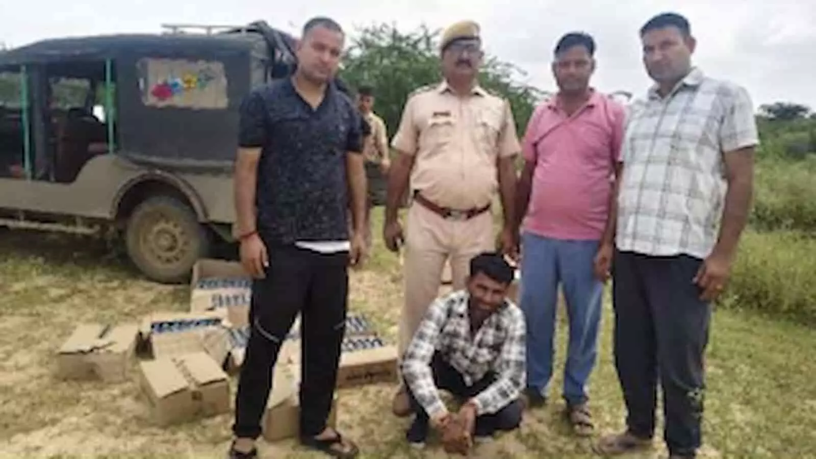 तस्वीर में मलारना डूंगर में पुलिसकर्मी अवैध शराब और जीप के साथ खड़े हैं. तस्वीर में मलारना डूंगर में पुलिसकर्मी अवैध शराब और जीप के साथ खड़े हैं.