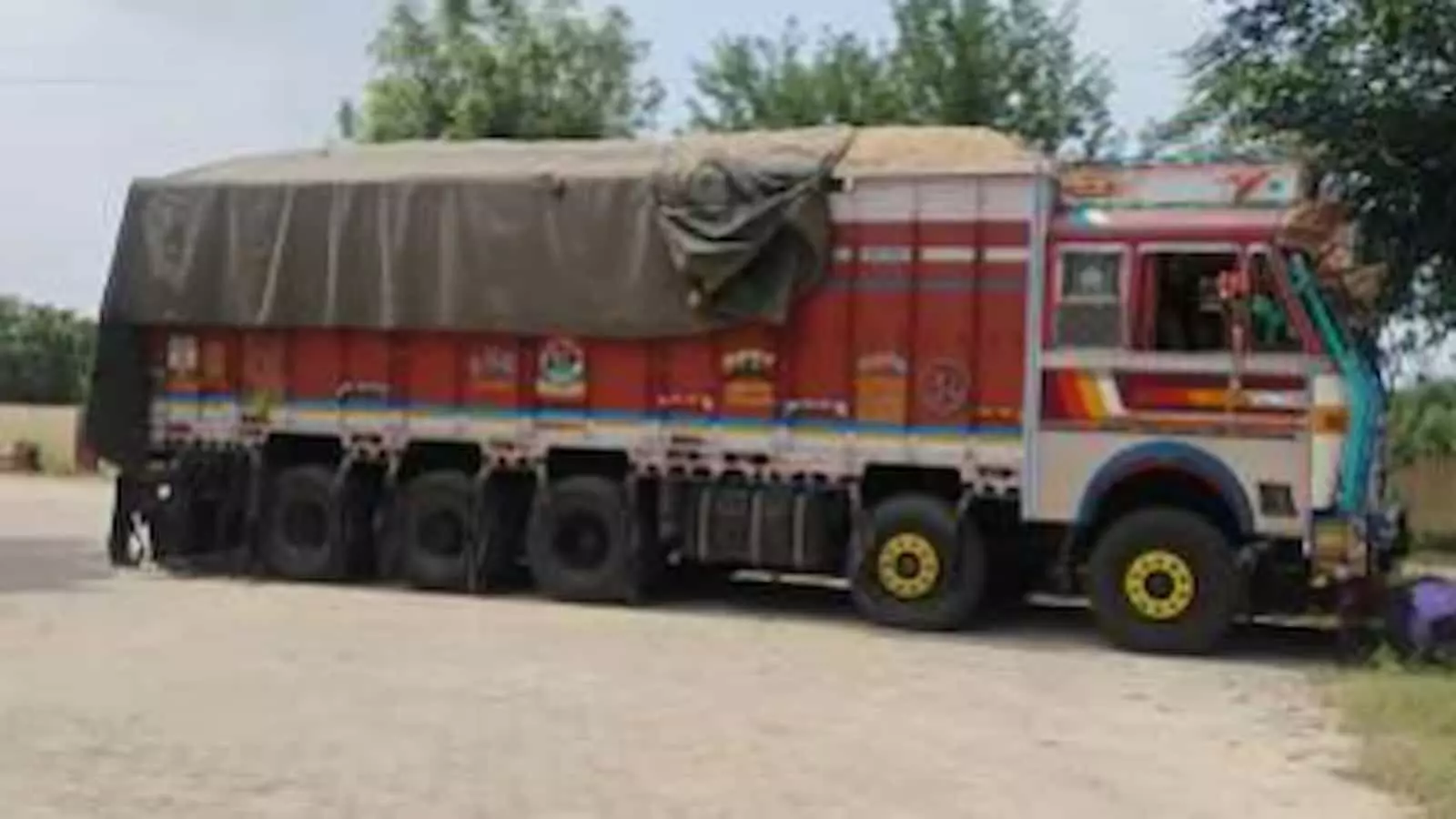तस्वीर में सवाई माधोपुर में अवैध बजरी से भरा जब्त किया गया 16 चक्का ट्रक दिख रहा है। तस्वीर में सवाई माधोपुर में अवैध बजरी से भरा जब्त किया गया 16 चक्का ट्रक दिख रहा है।