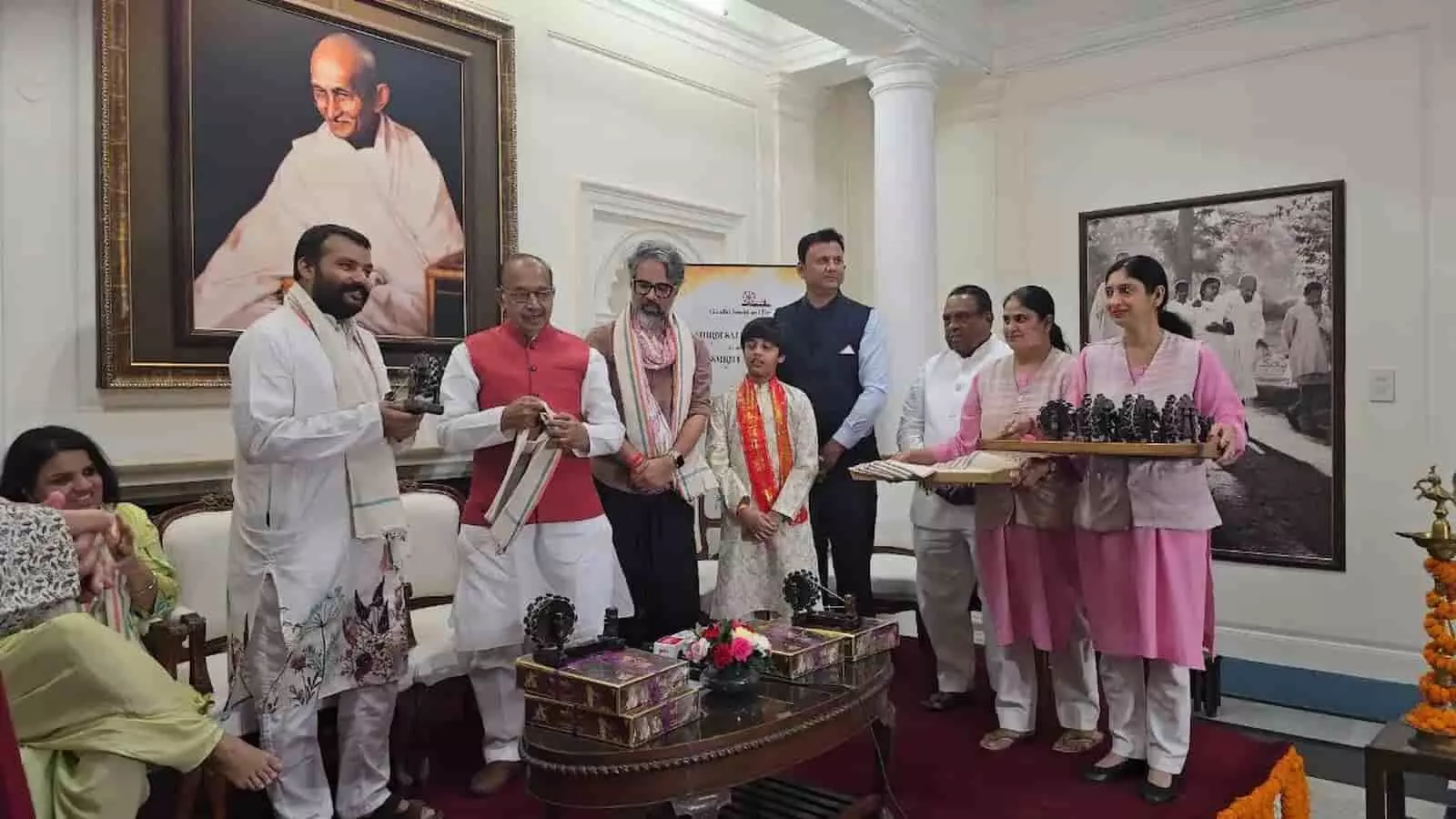 नई दिल्ली स्थित गांधी स्मृति भवन में हनुमान अंश फिल्म की पूरी टीम को ऑनर से सम्मानित करते अतिथि। नई दिल्ली स्थित गांधी स्मृति भवन में हनुमान अंश फिल्म की पूरी टीम को ऑनर से सम्मानित करते अतिथि।