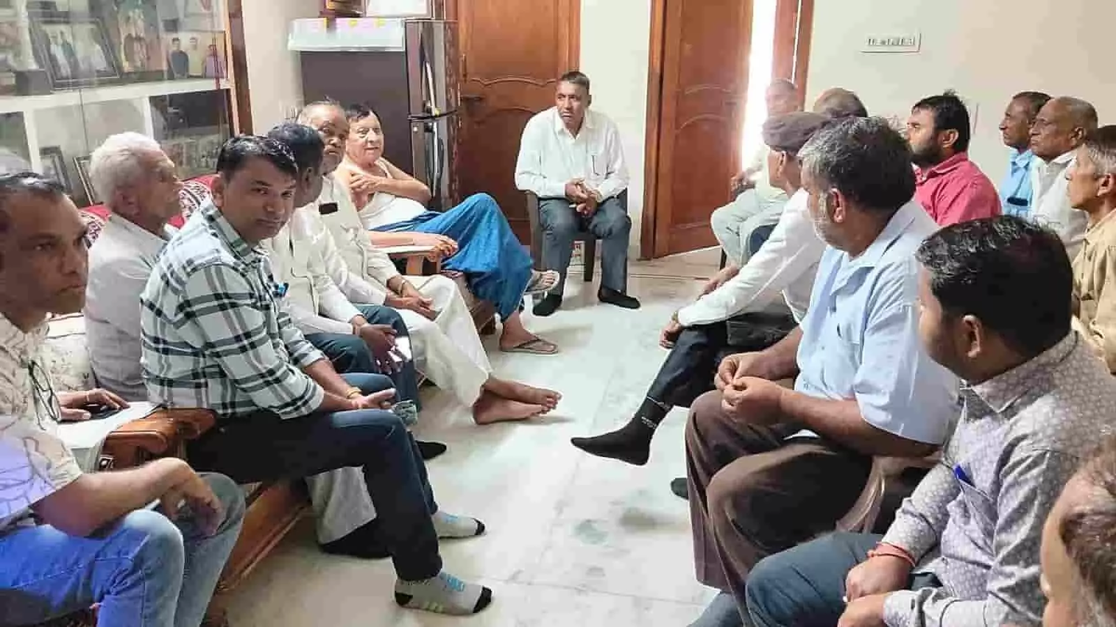 तस्वीर में कांग्रेस कार्यकर्ता खेरवाड़ा में एक बैठक के दौरान चर्चा करते हुए दिख रहे हैं। तस्वीर में कांग्रेस कार्यकर्ता खेरवाड़ा में एक बैठक के दौरान चर्चा करते हुए दिख रहे हैं।