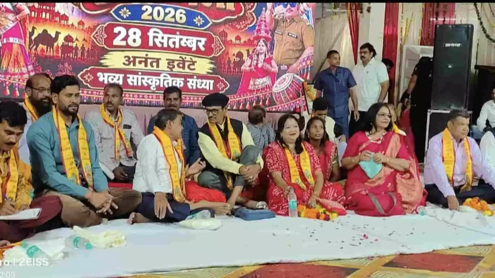 तस्वीर में बारां के डोल मेले के मंच पर बैठे अतिथि और कवि नजर आ रहे हैं। तस्वीर में बारां के डोल मेले के मंच पर बैठे अतिथि और कवि नजर आ रहे हैं।