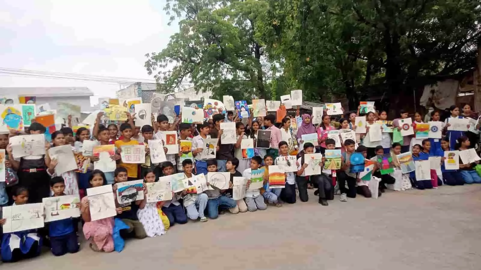 तस्वीर में टोंक में बाल कला उत्सव चित्रकला प्रतियोगिता के दौरान छात्र अपने चित्र दिखाते हुए दिख रहे हैं। तस्वीर में टोंक में बाल कला उत्सव चित्रकला प्रतियोगिता के दौरान छात्र अपने चित्र दिखाते हुए दिख रहे हैं।