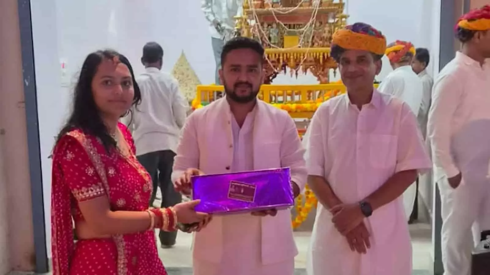 तस्वीर में खेरवाड़ा के मंदिर में पुरस्कार वितरण करते हुए लोग नजर आ रहे हैं। तस्वीर में खेरवाड़ा के मंदिर में पुरस्कार वितरण करते हुए लोग नजर आ रहे हैं।
