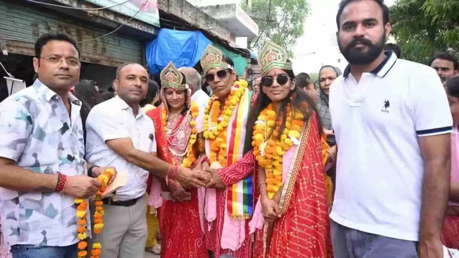 गंगापुर सिटी में जैन समाज की धार्मिक यात्रा के दौरान स्वागत करते लोग. गंगापुर सिटी में जैन समाज की धार्मिक यात्रा के दौरान स्वागत करते लोग.