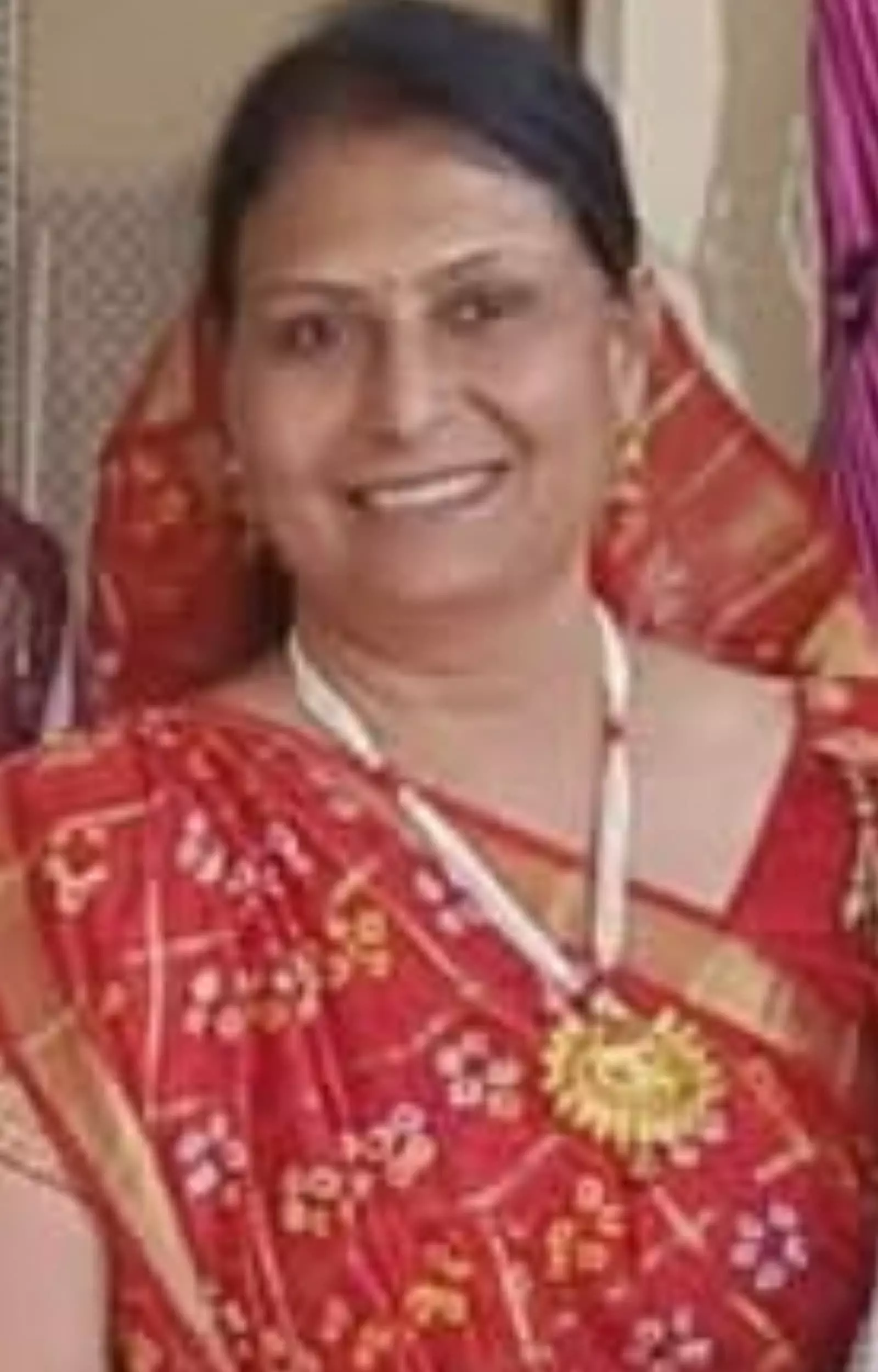 लाल साड़ी पहने मुस्कुराती मंजू गर्ग की तस्वीर, जिन्हें महिला प्रकोष्ठ की जिलाध्यक्ष बनाया गया। लाल साड़ी पहने मुस्कुराती मंजू गर्ग की तस्वीर, जिन्हें महिला प्रकोष्ठ की जिलाध्यक्ष बनाया गया।