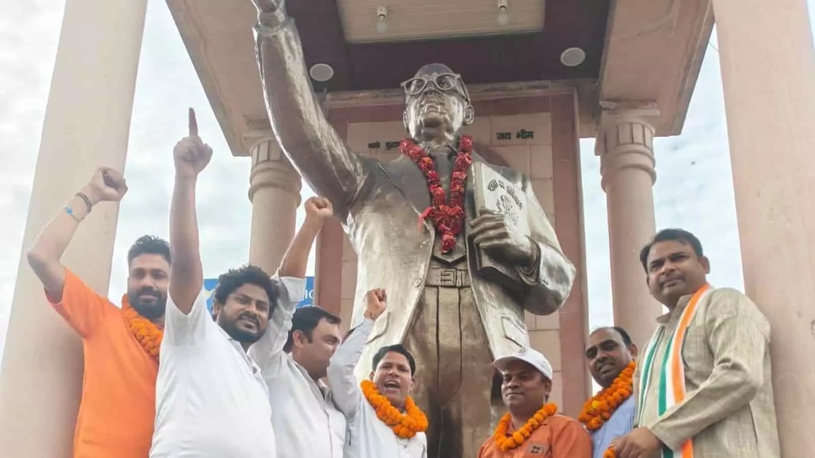 हापुड़ तहसील परिसर में डॉ. आंबेडकर की प्रतिमा के समक्ष खड़े ट्रस्ट के पदाधिकारी और सदस्य। हापुड़ तहसील परिसर में डॉ. आंबेडकर की प्रतिमा के समक्ष खड़े ट्रस्ट के पदाधिकारी और सदस्य।