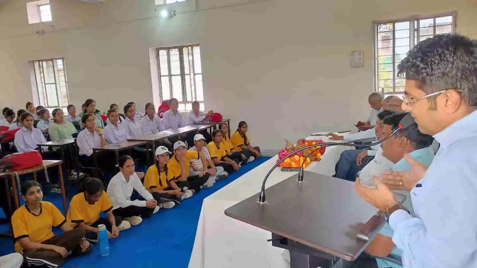तस्वीर में वक्ता अग्रवाल कन्या महाविद्यालय के कार्यक्रम में छात्राओं को संबोधित कर रहे हैं। तस्वीर में वक्ता अग्रवाल कन्या महाविद्यालय के कार्यक्रम में छात्राओं को संबोधित कर रहे हैं।
