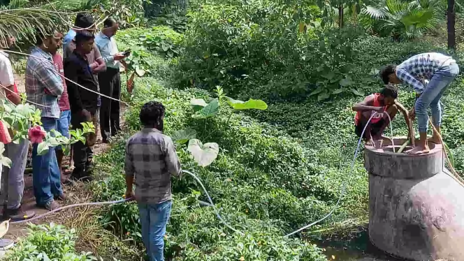 तस्वीर में माउंट आबू में सीवरेज चैंबर की सफाई में जुटे कर्मचारी और पास खड़े लोग दिखे। तस्वीर में माउंट आबू में सीवरेज चैंबर की सफाई में जुटे कर्मचारी और पास खड़े लोग दिखे।