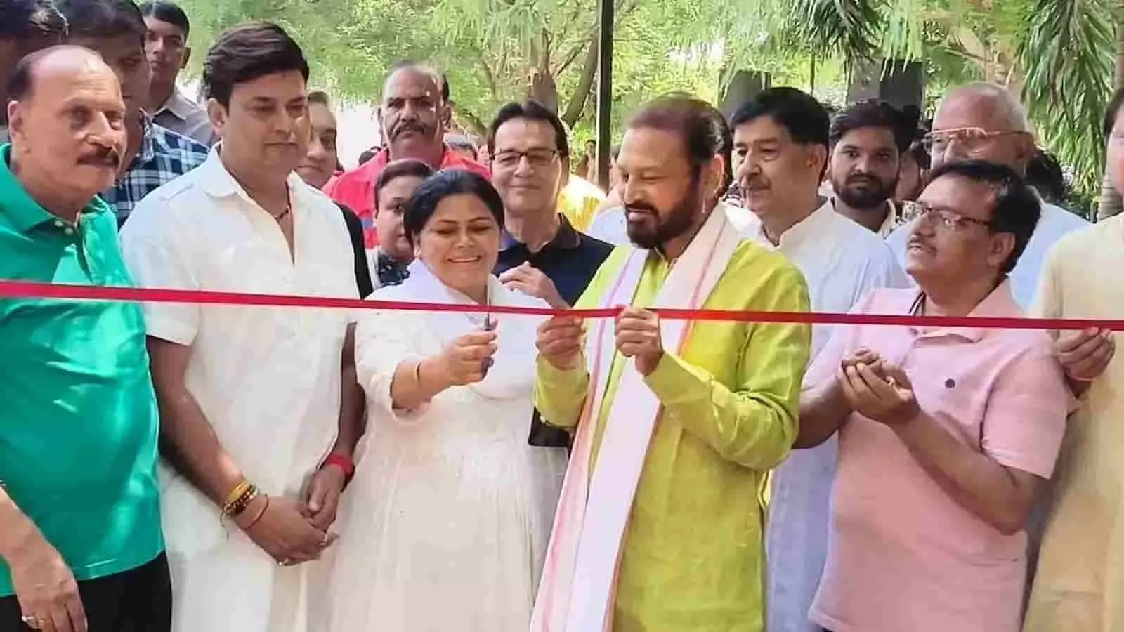 तस्वीर में कोटा दक्षिण विधायक संदीप शर्मा पार्क में फीता काटकर शौर्य वीर उद्यान का उद्घाटन करते हुए दिखाई दे रहे हैं। तस्वीर में कोटा दक्षिण विधायक संदीप शर्मा पार्क में फीता काटकर शौर्य वीर उद्यान का उद्घाटन करते हुए दिखाई दे रहे हैं।