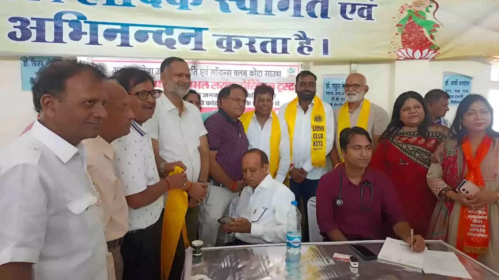 तस्वीर में टीलेश्वर महादेव मंदिर परिसर में आयोजित निःशुल्क चिकित्सा शिविर में मौजूद चिकित्सक और गणमान्य लोग। तस्वीर में टीलेश्वर महादेव मंदिर परिसर में आयोजित निःशुल्क चिकित्सा शिविर में मौजूद चिकित्सक और गणमान्य लोग।