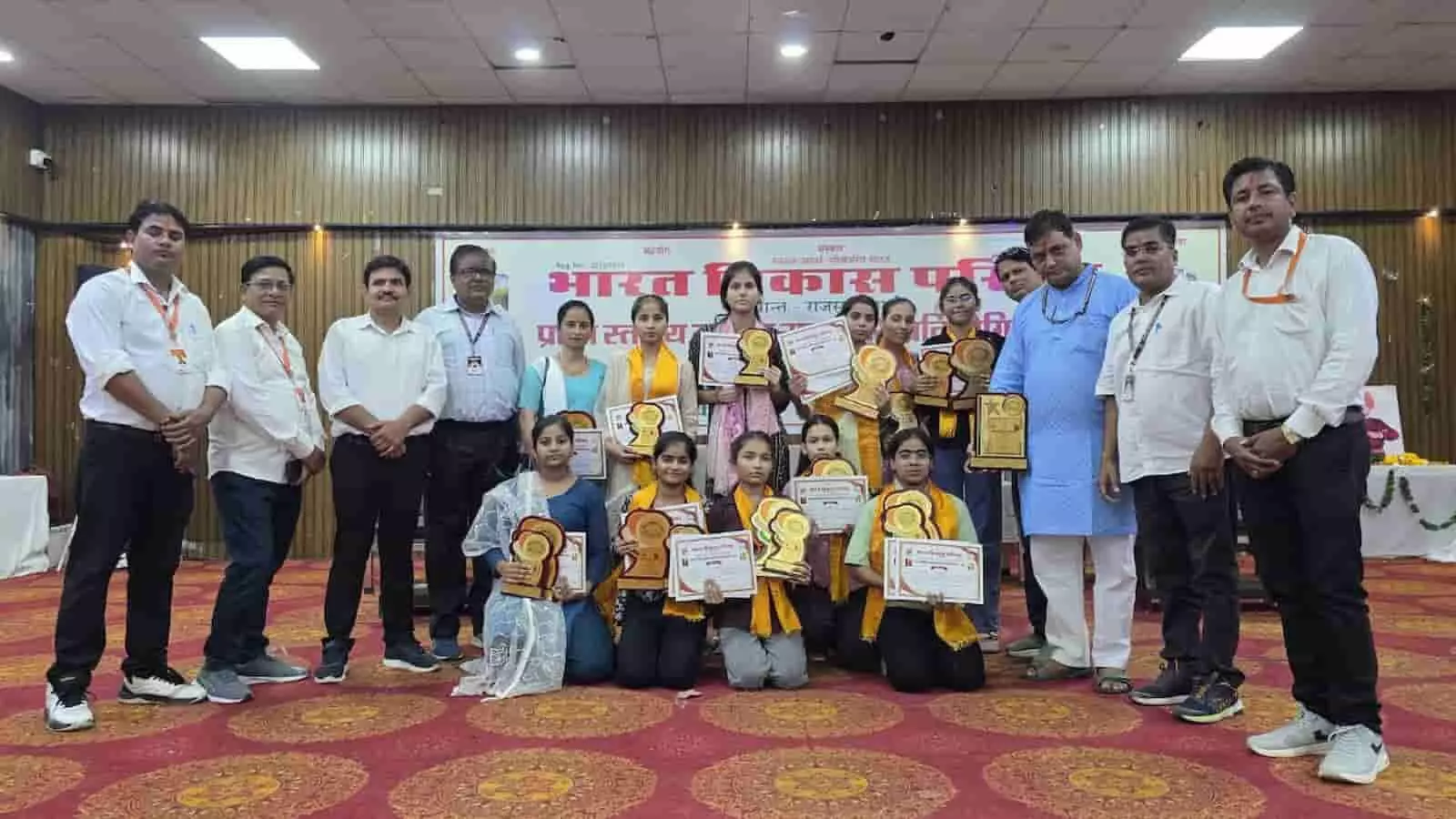 तस्वीर में गंगापुर सिटी में प्रतियोगिता के दौरान पुरस्कार और प्रमाण पत्र लिए खड़े विजेता छात्र और शिक्षक। तस्वीर में गंगापुर सिटी में प्रतियोगिता के दौरान पुरस्कार और प्रमाण पत्र लिए खड़े विजेता छात्र और शिक्षक।