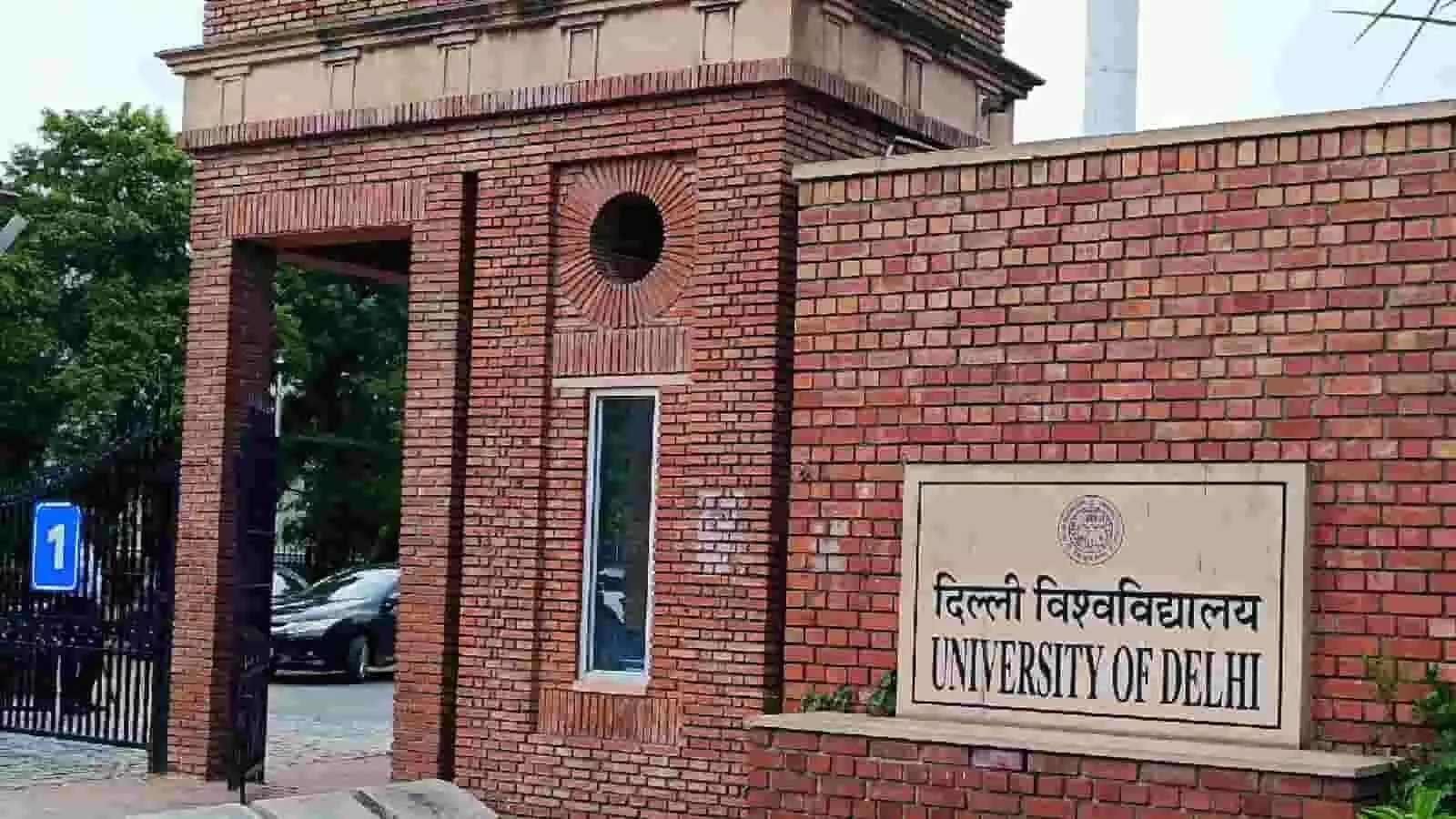 तस्वीर में दिल्ली विश्वविद्यालय परिसर का लाल ईंटों से बना मुख्य गेट दिखाई दे रहा है। तस्वीर में दिल्ली विश्वविद्यालय परिसर का लाल ईंटों से बना मुख्य गेट दिखाई दे रहा है।
