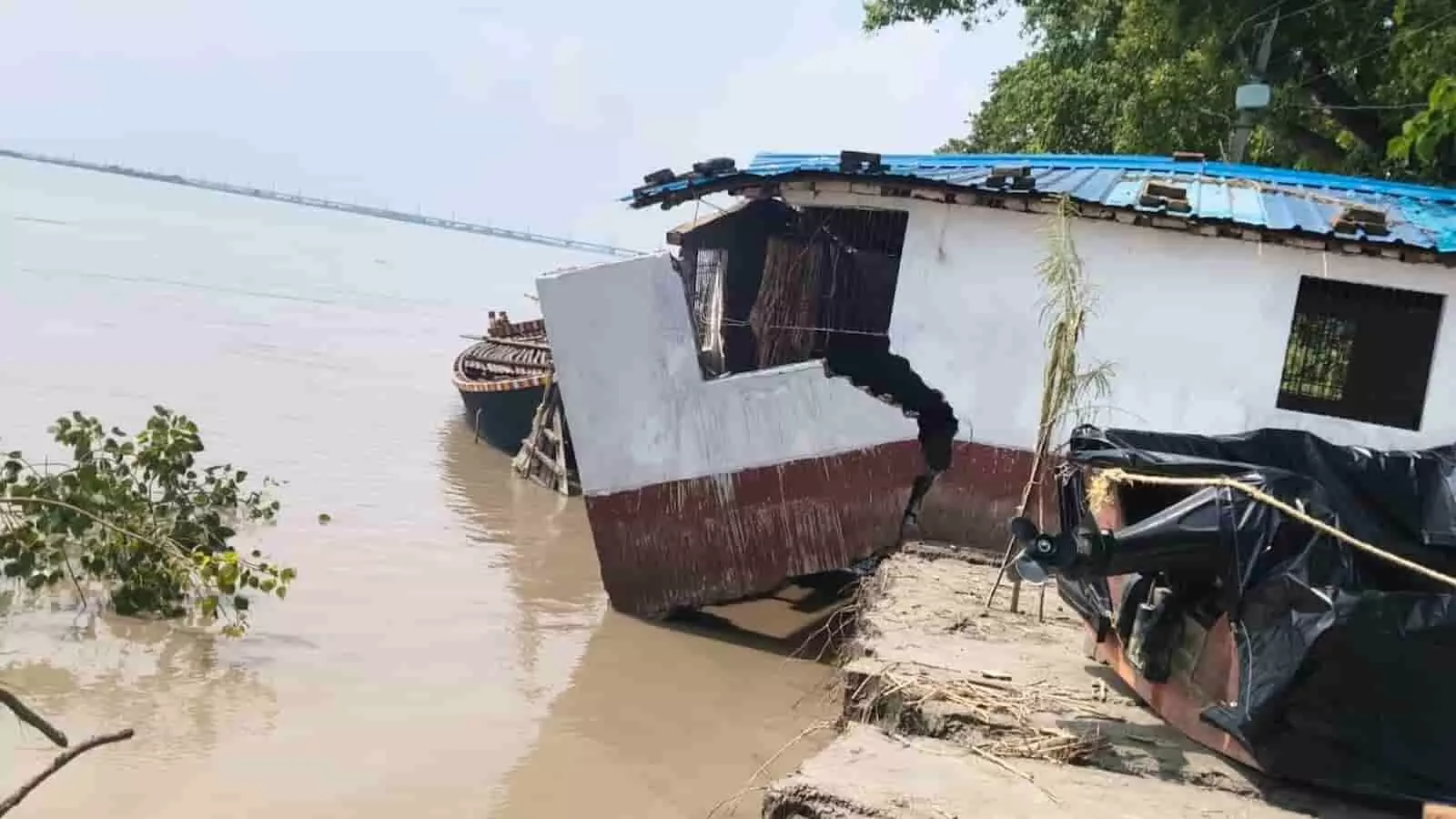 तस्वीर में वैशाली के चेचर में गंगा नदी के कटाव से क्षतिग्रस्त संरचना और पानी में डूबी नावें दिख रही हैं। तस्वीर में वैशाली के चेचर में गंगा नदी के कटाव से क्षतिग्रस्त संरचना और पानी में डूबी नावें दिख रही हैं।