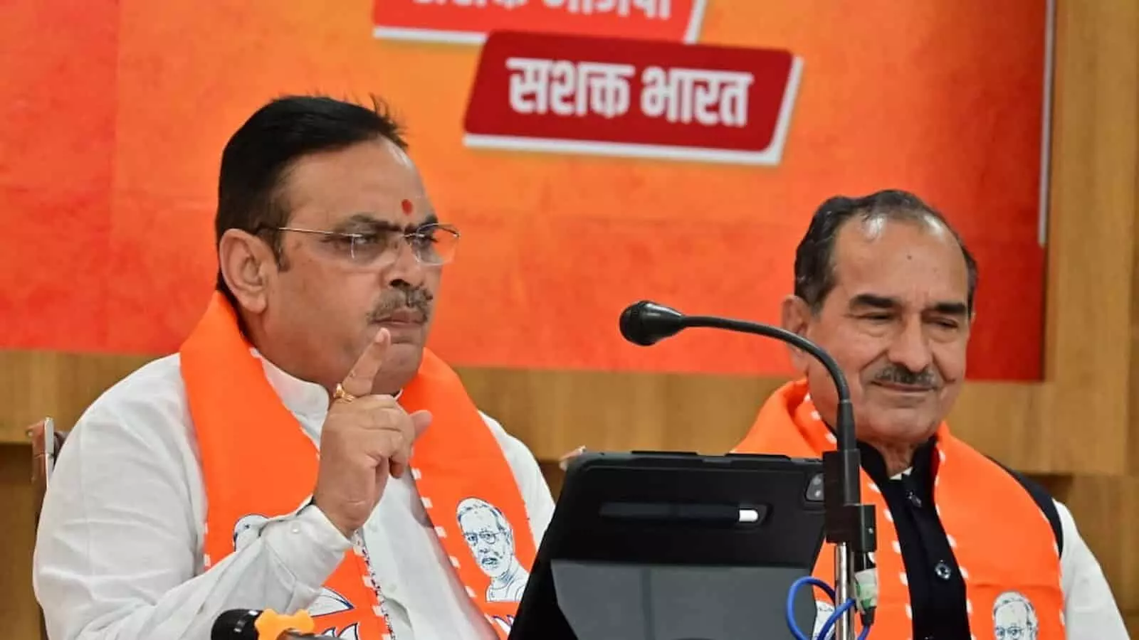 प्रेस कॉन्फ्रेंस में माइक के सामने बोलते भजनलाल शर्मा और पास बैठे अन्य नेता। प्रेस कॉन्फ्रेंस में माइक के सामने बोलते भजनलाल शर्मा और पास बैठे अन्य नेता।