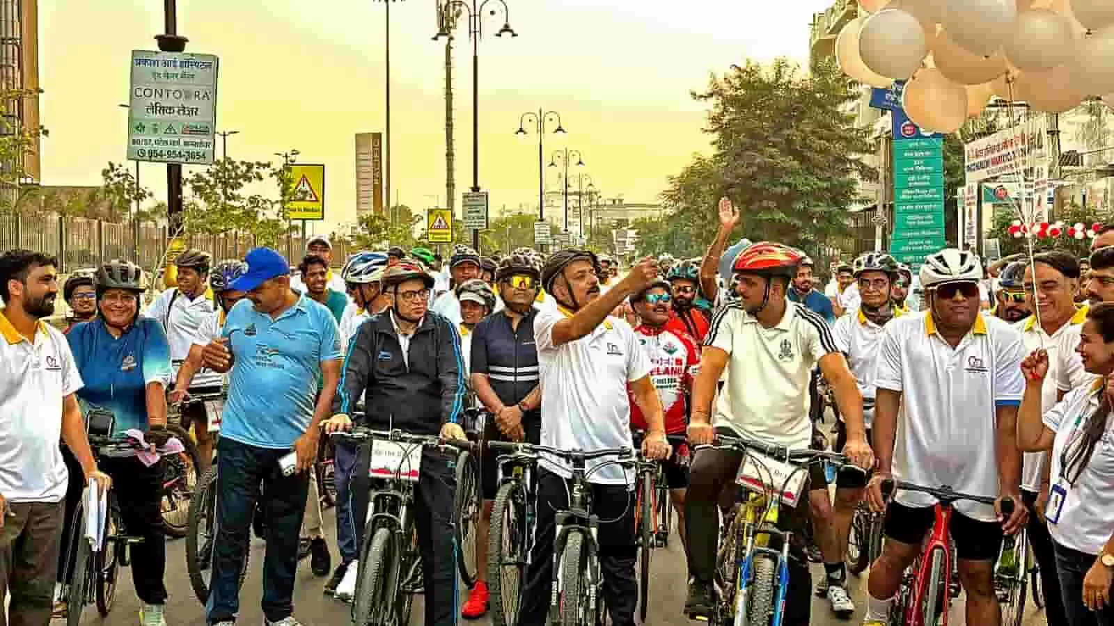 तस्वीर में DGP राजीव कुमार शर्मा और पुलिस अधिकारी जयपुर की सड़क पर साइकिल के साथ नजर आ रहे हैं। तस्वीर में DGP राजीव कुमार शर्मा और पुलिस अधिकारी जयपुर की सड़क पर साइकिल के साथ नजर आ रहे हैं।
