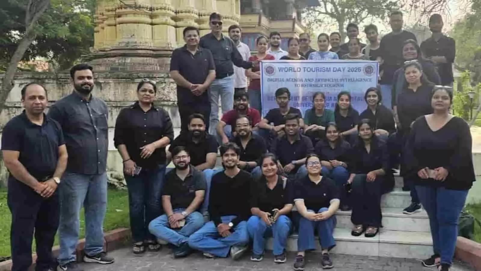 कोटा विश्वविद्यालय के विद्यार्थी और शिक्षक ऐतिहासिक मंदिर के सामने समूह में खड़े हैं। कोटा विश्वविद्यालय के विद्यार्थी और शिक्षक ऐतिहासिक मंदिर के सामने समूह में खड़े हैं।