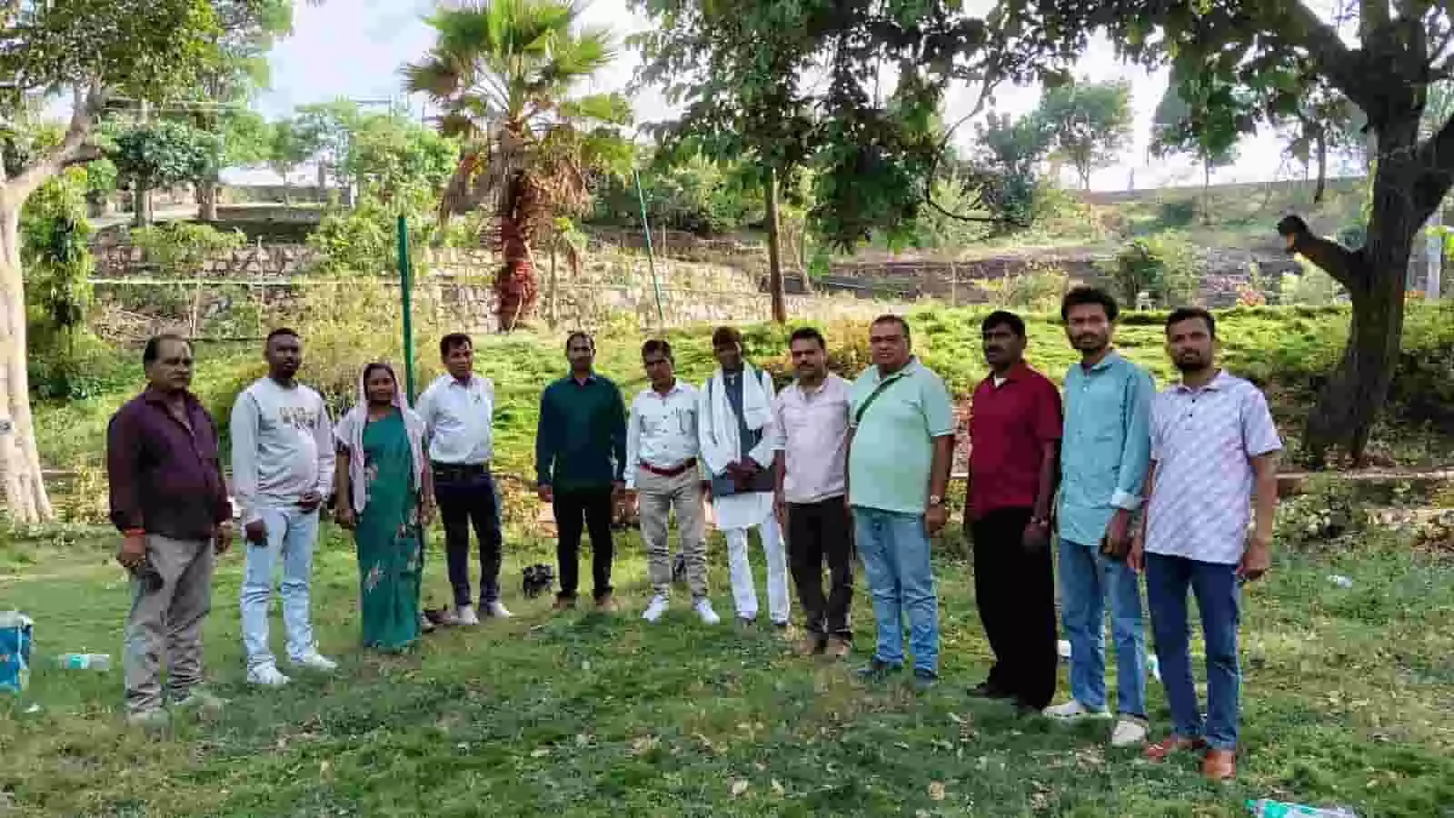खेरवाड़ा के गोदावरी गार्डन में खुले मैदान में एक साथ खड़े आम आदमी पार्टी कार्यकर्ता। खेरवाड़ा के गोदावरी गार्डन में खुले मैदान में एक साथ खड़े आम आदमी पार्टी कार्यकर्ता।