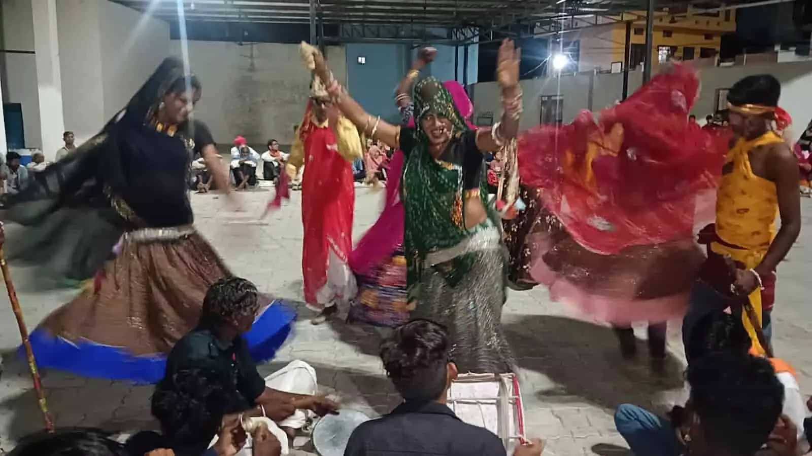 खेरोदा के कल्याण वाटिका में वाद्ययंत्रों की थाप पर नृत्य करते पारंपरिक लोकनाट्य गवरी के कलाकार। खेरोदा के कल्याण वाटिका में वाद्ययंत्रों की थाप पर नृत्य करते पारंपरिक लोकनाट्य गवरी के कलाकार।