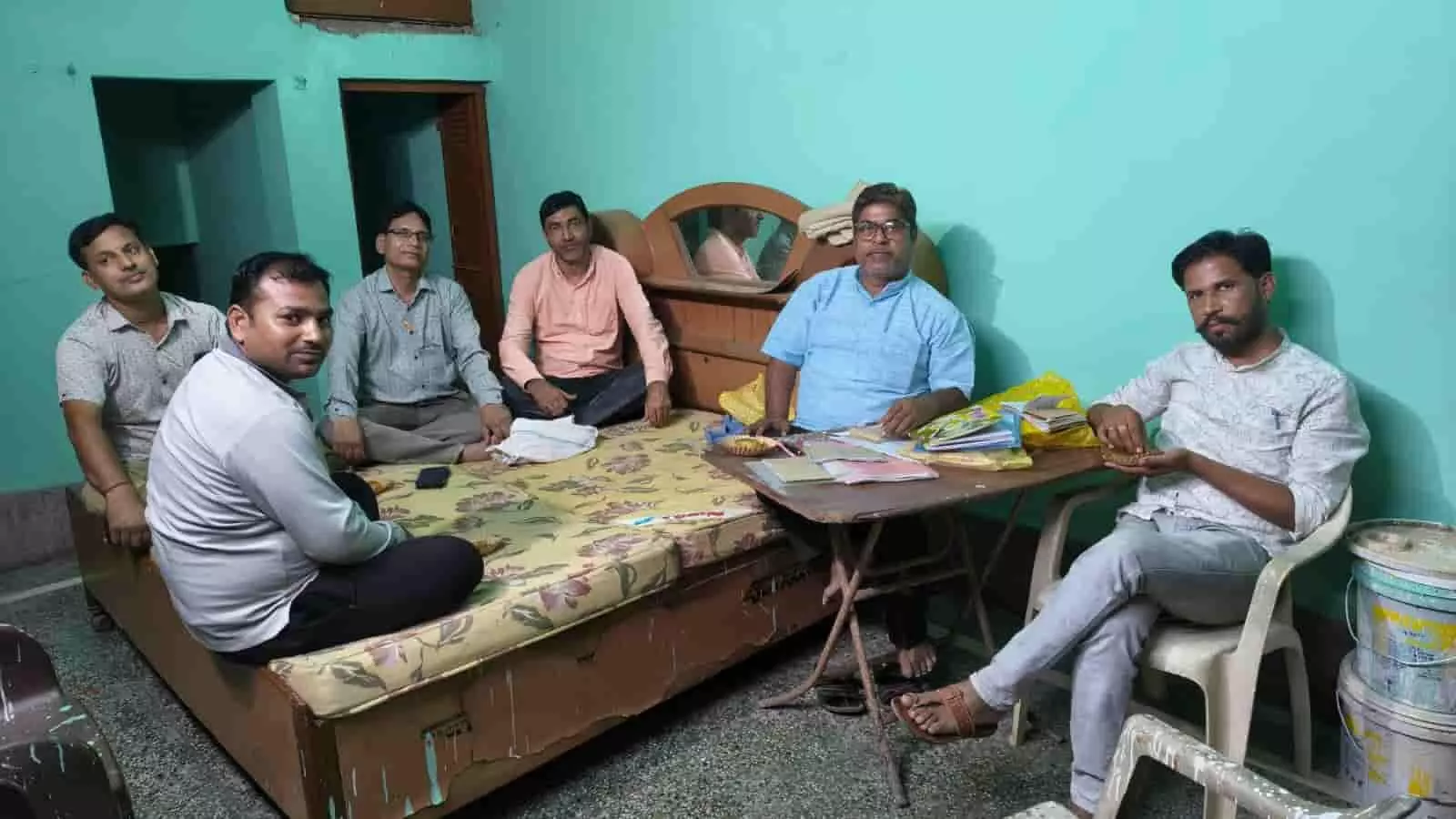 एक कमरे में बिस्तर और मेज के पास बैठकर बैठक करते राजस्थान शिक्षक संघ के सदस्य। एक कमरे में बिस्तर और मेज के पास बैठकर बैठक करते राजस्थान शिक्षक संघ के सदस्य।