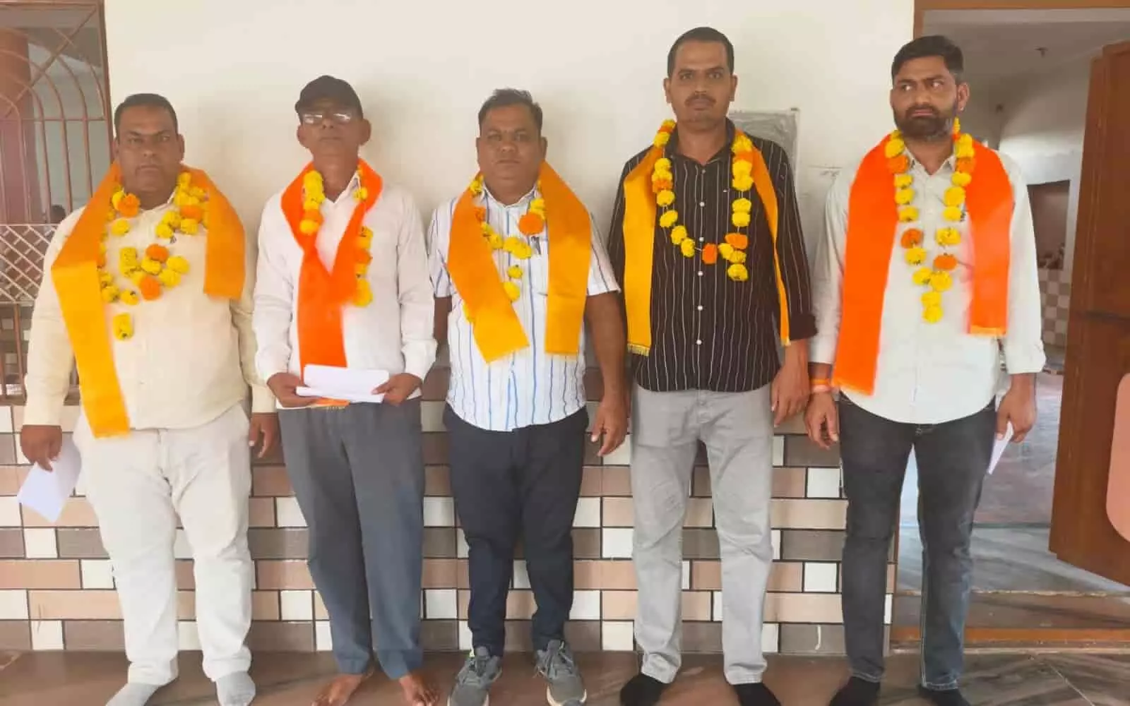 तस्वीर में माला और साफा पहने हुए लबाना समाज कर्मचारी संघ के पांच नवनिर्वाचित पदाधिकारी कतार में खड़े दिखाई दे रहे हैं। तस्वीर में माला और साफा पहने हुए लबाना समाज कर्मचारी संघ के पांच नवनिर्वाचित पदाधिकारी कतार में खड़े दिखाई दे रहे हैं।