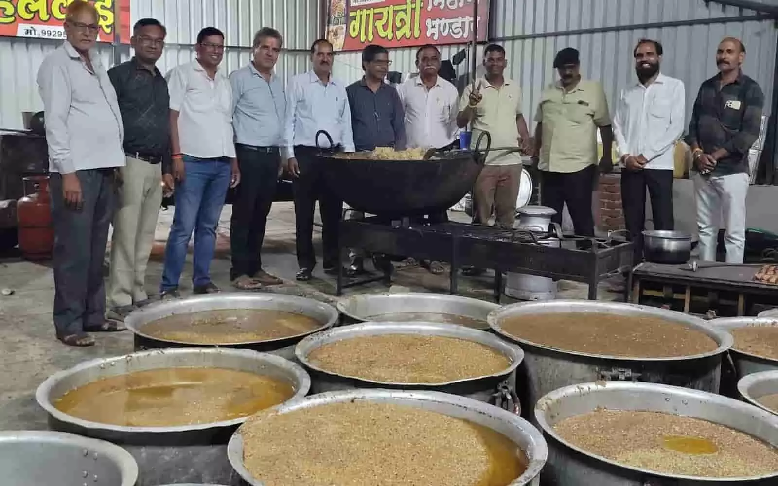 तस्वीर में दिख रहे गौभक्त और कार्यकर्ता तैयार की गई लापसी के बड़े बर्तनों के साथ खड़े हैं। तस्वीर में दिख रहे गौभक्त और कार्यकर्ता तैयार की गई लापसी के बड़े बर्तनों के साथ खड़े हैं।