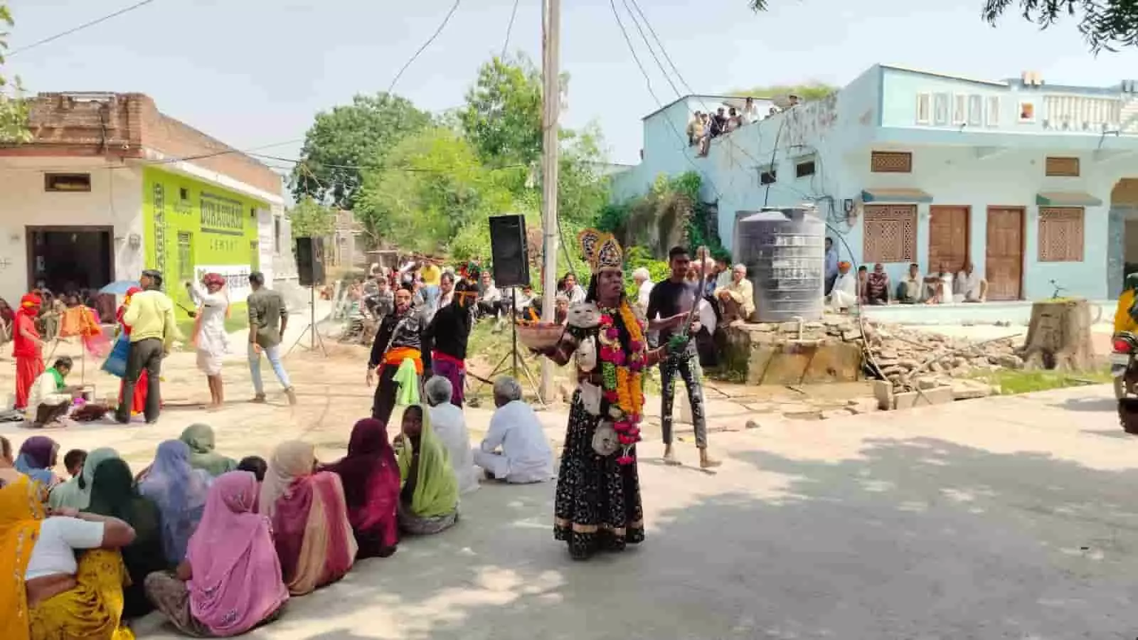 पारंपरिक वेशभूषा में सजे गवरी कलाकार खुले मैदान में प्रदर्शन कर रहे हैं। पारंपरिक वेशभूषा में सजे गवरी कलाकार खुले मैदान में प्रदर्शन कर रहे हैं।