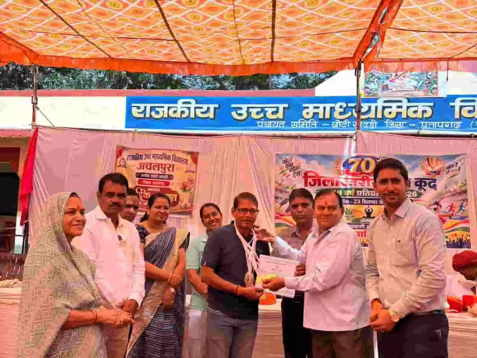 अचलपुरा में खेलकूद प्रतियोगिता के दौरान मंच पर पुरस्कार और प्रमाण पत्र सौंपते अतिथि। अचलपुरा में खेलकूद प्रतियोगिता के दौरान मंच पर पुरस्कार और प्रमाण पत्र सौंपते अतिथि।