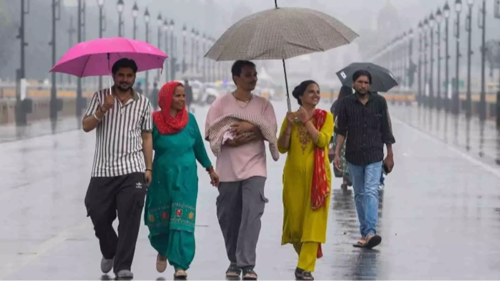 दिल्ली में बारिश के बाद छतरी लेकर सड़क पर चलते हुए लोग| दिल्ली में बारिश के बाद छतरी लेकर सड़क पर चलते हुए लोग|