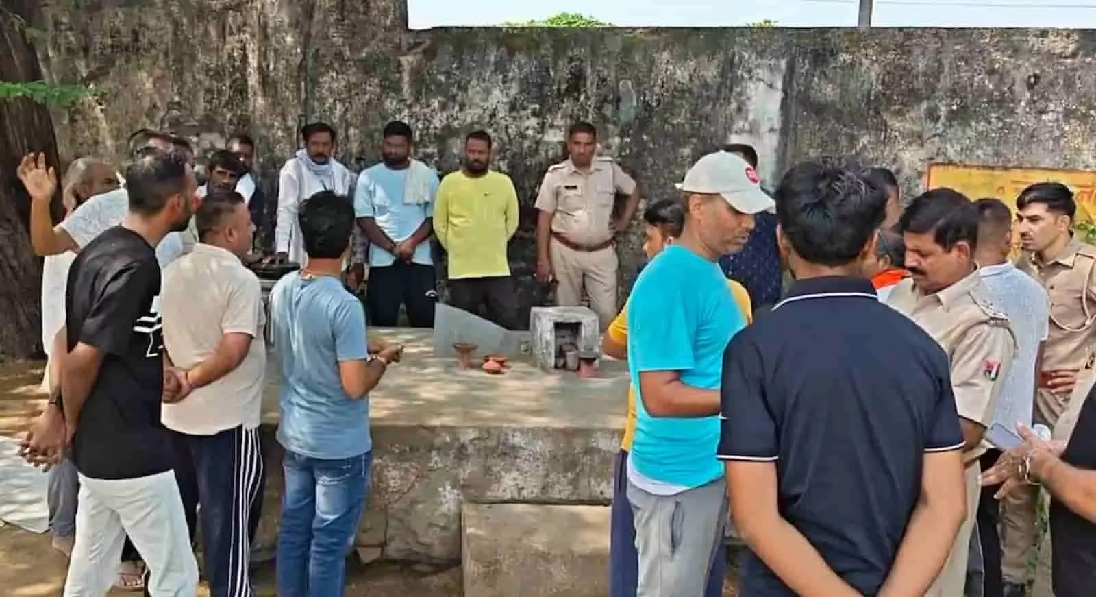 भीलवाड़ा के चबूतरे के पास पुलिसकर्मी खड़े होकर आम लोगों के साथ बात कर रहे हैं। भीलवाड़ा के चबूतरे के पास पुलिसकर्मी खड़े होकर आम लोगों के साथ बात कर रहे हैं।