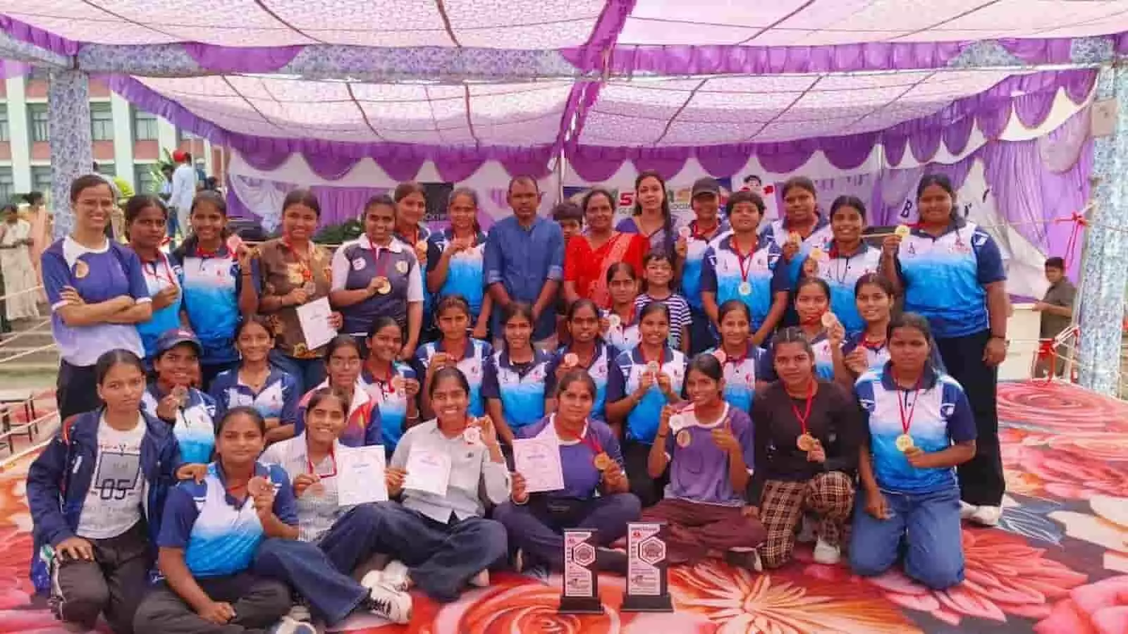 कमालपुरा के खेल मंच पर पदकों और प्रमाण पत्रों के साथ मुस्कुराती हुई लाडो स्पोर्ट्स एकेडमी की युवा बॉक्सिंग खिलाड़ी। कमालपुरा के खेल मंच पर पदकों और प्रमाण पत्रों के साथ मुस्कुराती हुई लाडो स्पोर्ट्स एकेडमी की युवा बॉक्सिंग खिलाड़ी।