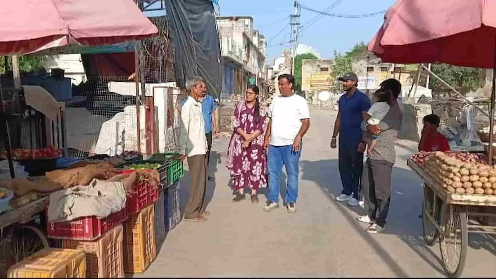 तस्वीर में गंगापुर नगरपालिका अध्यक्ष प्रीति काकाणी सड़क पर सफाई व्यवस्था का निरीक्षण कर रही हैं. तस्वीर में गंगापुर नगरपालिका अध्यक्ष प्रीति काकाणी सड़क पर सफाई व्यवस्था का निरीक्षण कर रही हैं.