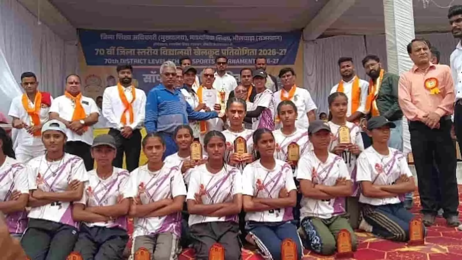 तस्वीर में गंगापुर के विद्यालय में सॉफ्टबॉल प्रतियोगिता के समापन पर खिलाड़ी और अतिथि दिख रहे हैं. तस्वीर में गंगापुर के विद्यालय में सॉफ्टबॉल प्रतियोगिता के समापन पर खिलाड़ी और अतिथि दिख रहे हैं.