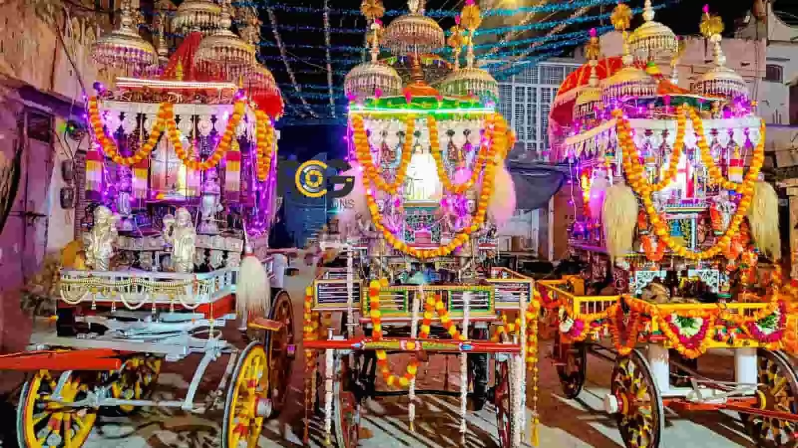 तस्वीर में ऋषभदेव रथोत्सव के अवसर पर सजाए गए प्राचीन रथ दिख रहे हैं। तस्वीर में ऋषभदेव रथोत्सव के अवसर पर सजाए गए प्राचीन रथ दिख रहे हैं।