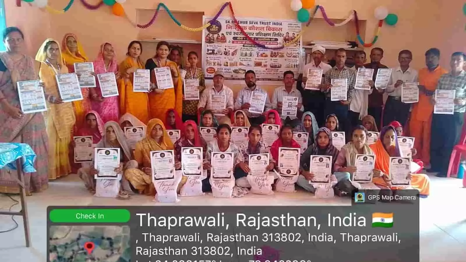 समुदायिक भवन में हर्बल साबुन प्रशिक्षण के बाद प्रमाण-पत्र दिखाती महिलाएं। समुदायिक भवन में हर्बल साबुन प्रशिक्षण के बाद प्रमाण-पत्र दिखाती महिलाएं।
