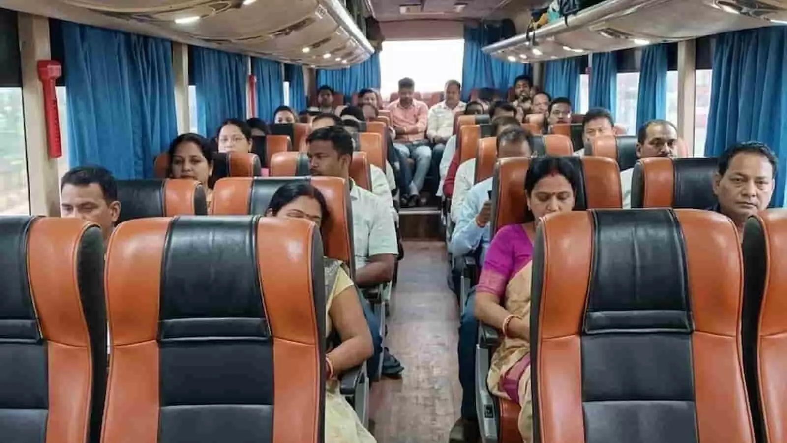 तस्वीर में बस की सीटों पर बैठे यात्री दिखाई दे रहे हैं। तस्वीर में बस की सीटों पर बैठे यात्री दिखाई दे रहे हैं।