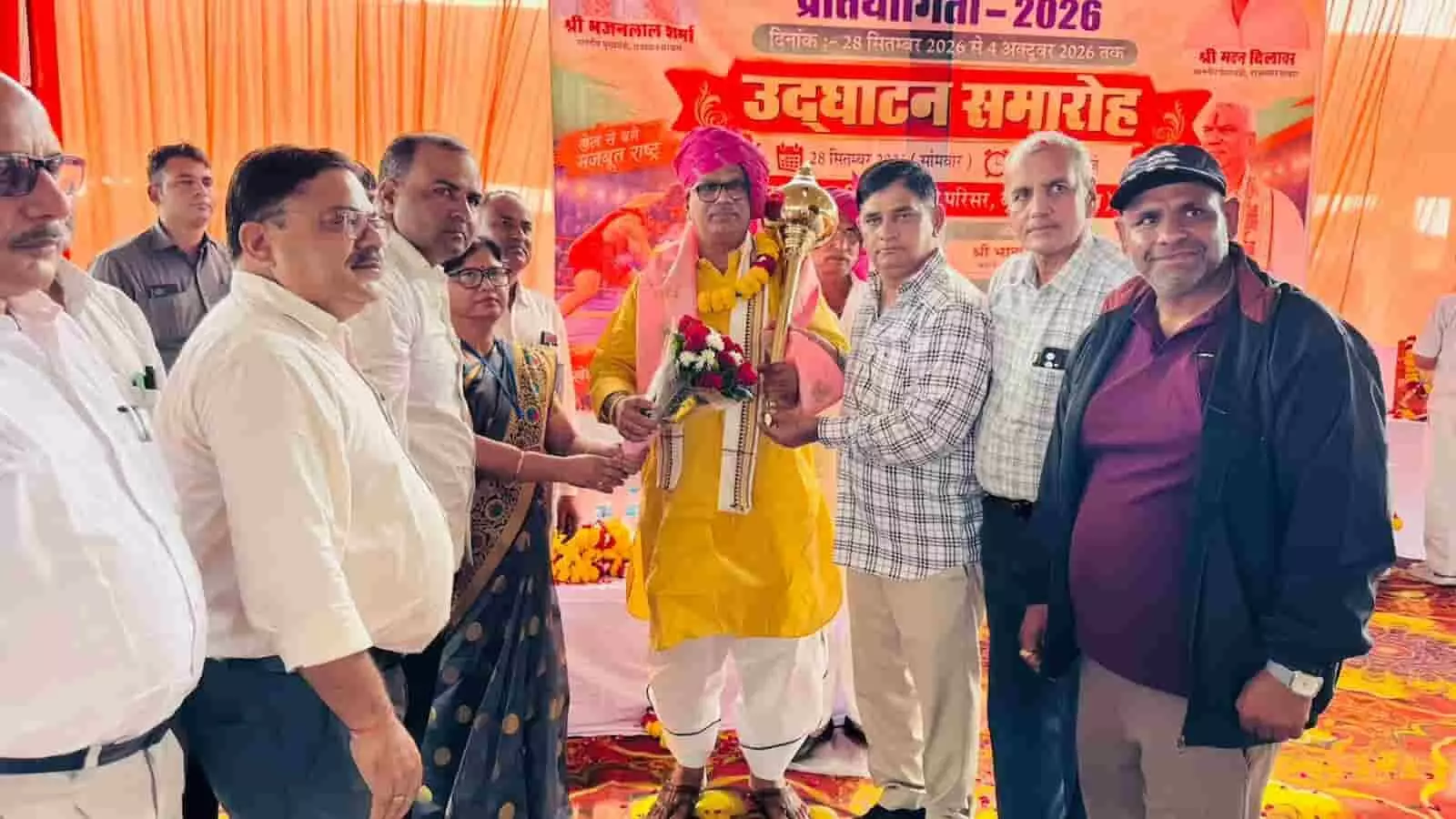 तस्वीर में गृह राज्य मंत्री जवाहर सिंह बेढ़म बृजनगर में कुश्ती प्रतियोगिता के उद्घाटन समारोह में नजर आ रहे हैं. तस्वीर में गृह राज्य मंत्री जवाहर सिंह बेढ़म बृजनगर में कुश्ती प्रतियोगिता के उद्घाटन समारोह में नजर आ रहे हैं.