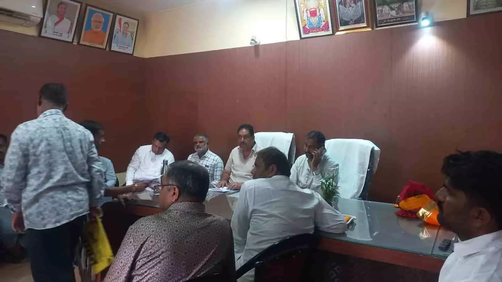 नगर पालिका कार्यालय की टेबल पर बैठकर अधिकारियों संग जनसुनवाई करते विधायक सुरेन्द्र सिंह राठौड़ और जनप्रतिनिधि। नगर पालिका कार्यालय की टेबल पर बैठकर अधिकारियों संग जनसुनवाई करते विधायक सुरेन्द्र सिंह राठौड़ और जनप्रतिनिधि।