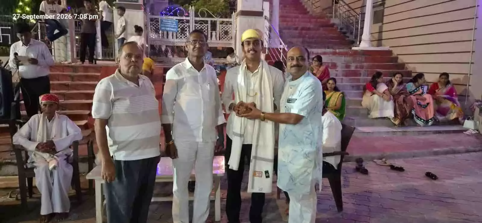 खेरवाड़ा में शॉल, पगड़ी और श्रीफल भेंट कर एक तपस्वी को सम्मानित करते जैन समाज के प्रतिनिधि। खेरवाड़ा में शॉल, पगड़ी और श्रीफल भेंट कर एक तपस्वी को सम्मानित करते जैन समाज के प्रतिनिधि।