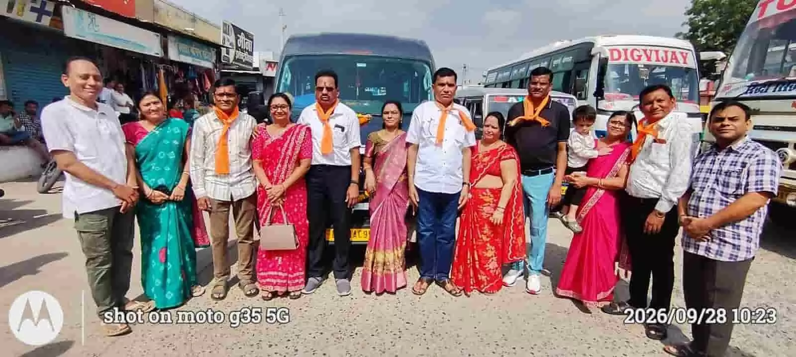 तस्वीर में बस के आगे कतार में खड़े जैन श्रद्धालु यात्रा पर रवाना होते दिख रहे हैं। तस्वीर में बस के आगे कतार में खड़े जैन श्रद्धालु यात्रा पर रवाना होते दिख रहे हैं।