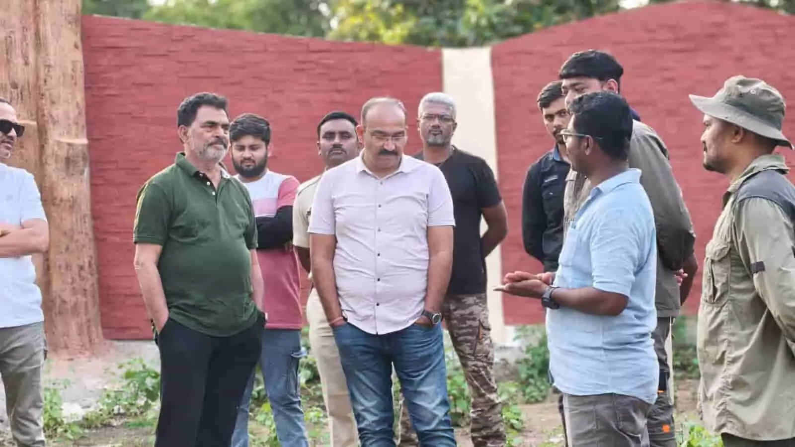 तस्वीर में अभिनेता सयाजी शिंदे और वन अधिकारी गिरड-खुर्सापार जंगल सफारी क्षेत्र में खड़े हैं. तस्वीर में अभिनेता सयाजी शिंदे और वन अधिकारी गिरड-खुर्सापार जंगल सफारी क्षेत्र में खड़े हैं.