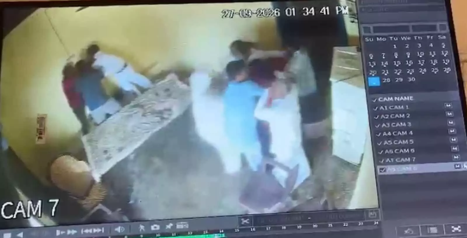 घर के कमरे में कई लोग एक-दूसरे के साथ मारपीट और हाथापाई करते हुए दृश्य। घर के कमरे में कई लोग एक-दूसरे के साथ मारपीट और हाथापाई करते हुए दृश्य।