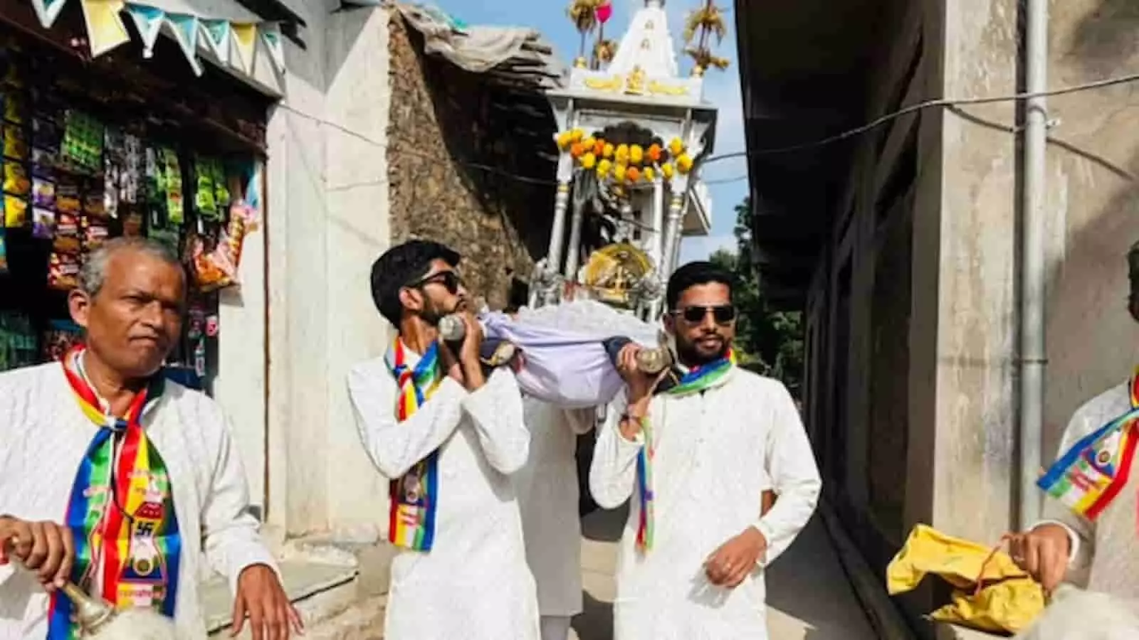 तस्वीर में थोबावाड़ा जैन मंदिर की शोभायात्रा में सफेद वस्त्रों और रंगीन पटके पहने श्रद्धालु दिखाई दे रहे हैं. तस्वीर में थोबावाड़ा जैन मंदिर की शोभायात्रा में सफेद वस्त्रों और रंगीन पटके पहने श्रद्धालु दिखाई दे रहे हैं.