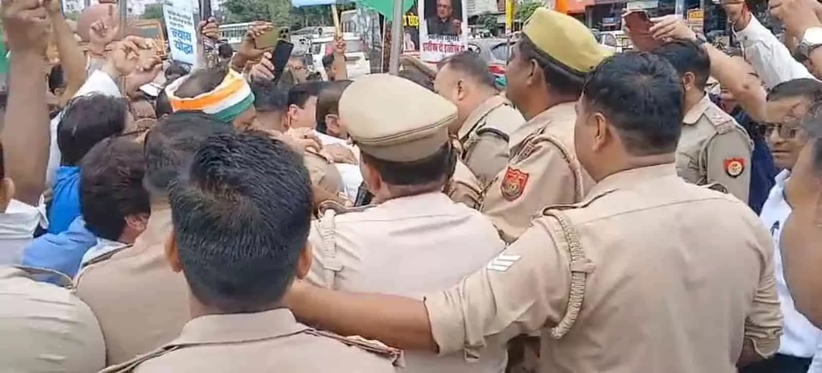 हापुड़ में सड़क पर पुलिस बल और प्रदर्शनकारियों के बीच होती तीखी धक्का-मुक्की। हापुड़ में सड़क पर पुलिस बल और प्रदर्शनकारियों के बीच होती तीखी धक्का-मुक्की।