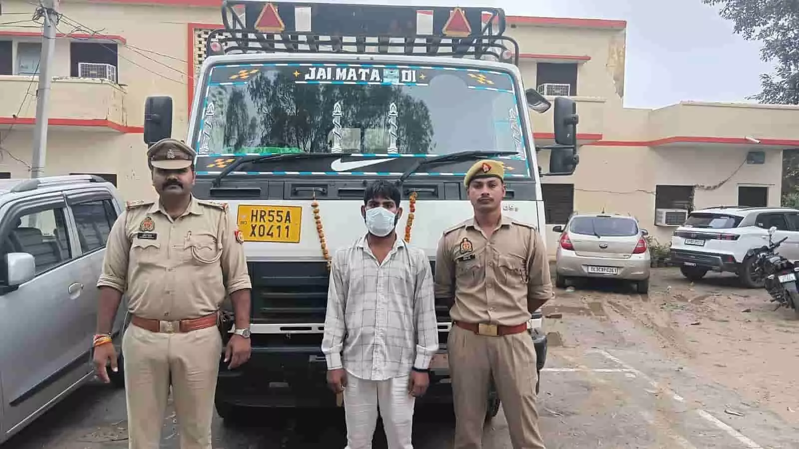 बहादुरगढ़ थाने में खड़े पुलिसकर्मी और उनके सामने मेज पर रखे अवैध पटाखों के कार्टन। बहादुरगढ़ थाने में खड़े पुलिसकर्मी और उनके सामने मेज पर रखे अवैध पटाखों के कार्टन।